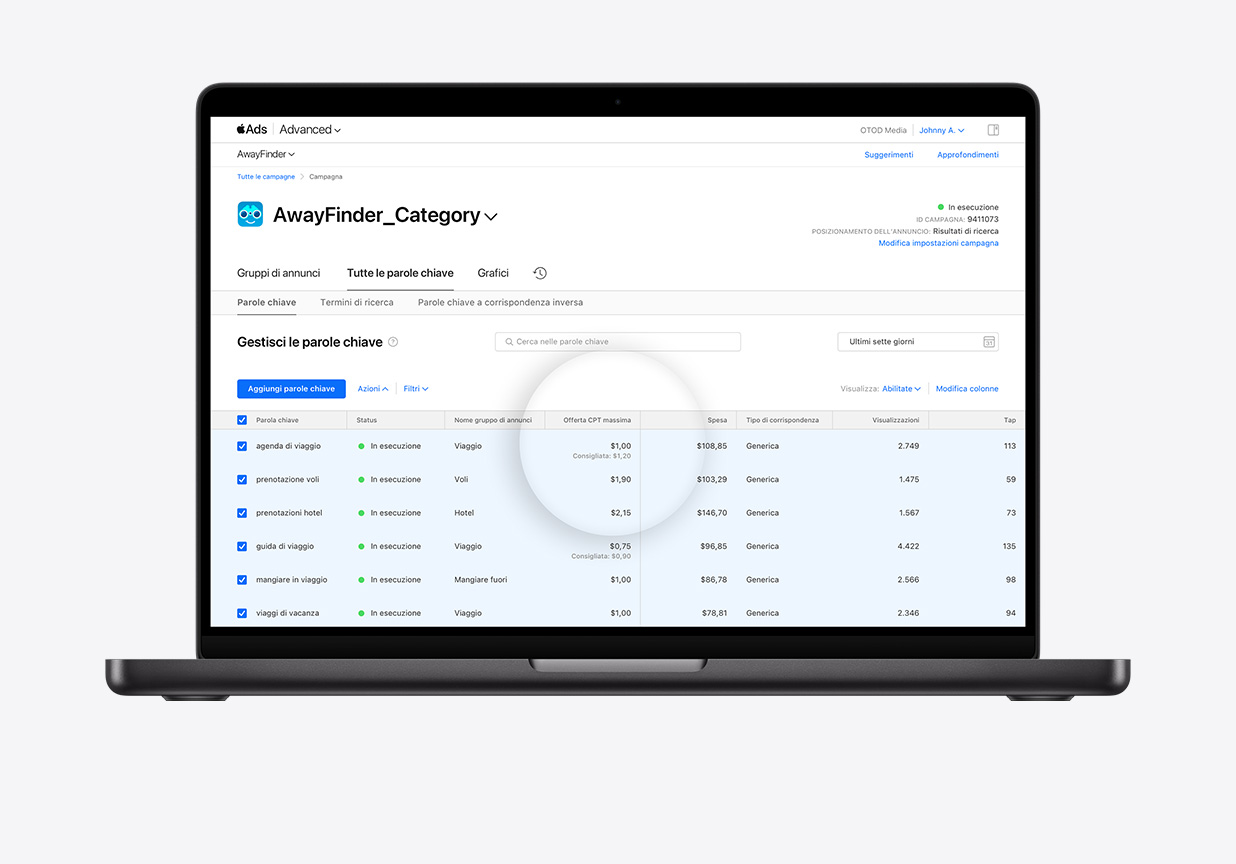 La dashboard Tutte le parole chiave è aperta per l’app di esempio, AwayFinder. Nella colonna Offerta CPT massima, un’offerta è selezionata per essere modificata. Sotto l’importo dell’offerta attuale, viene visualizzato l’importo suggerito.