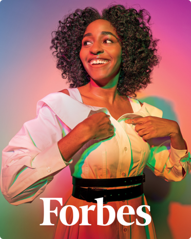 La copertina di Forbes con l’immagine dell’attrice Ayo Edebiri.